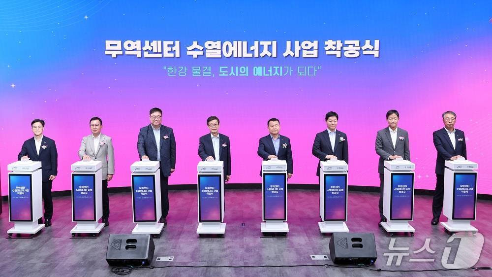 본문 이미지 - 오른쪽 네 번째부터 윤석대 한국수자원공사 사장, 윤진식 한국무역협회 회장(한국수자원공사 제공.재판매 및 DB금지)/뉴스1