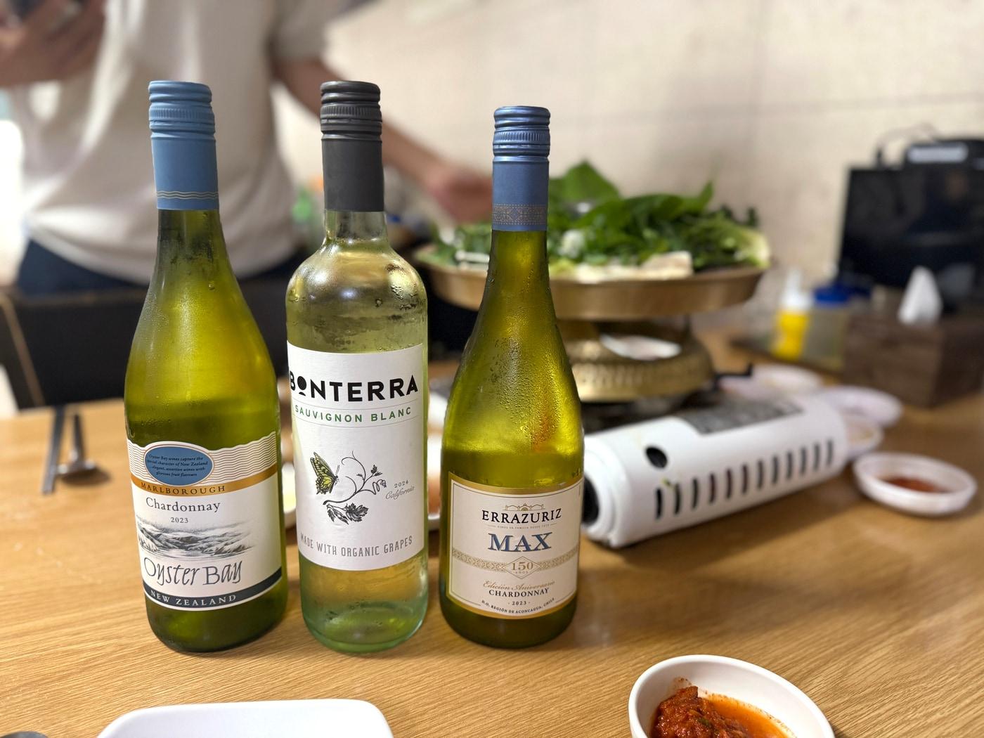 본문 이미지 - &#40;왼쪽부터&#41;뉴질랜드 오이스터베이 샤르도네, 칠레 에라주리즈 맥스 샤르도네, 미국 캘리포니아산 본테라 소비뇽블랑.