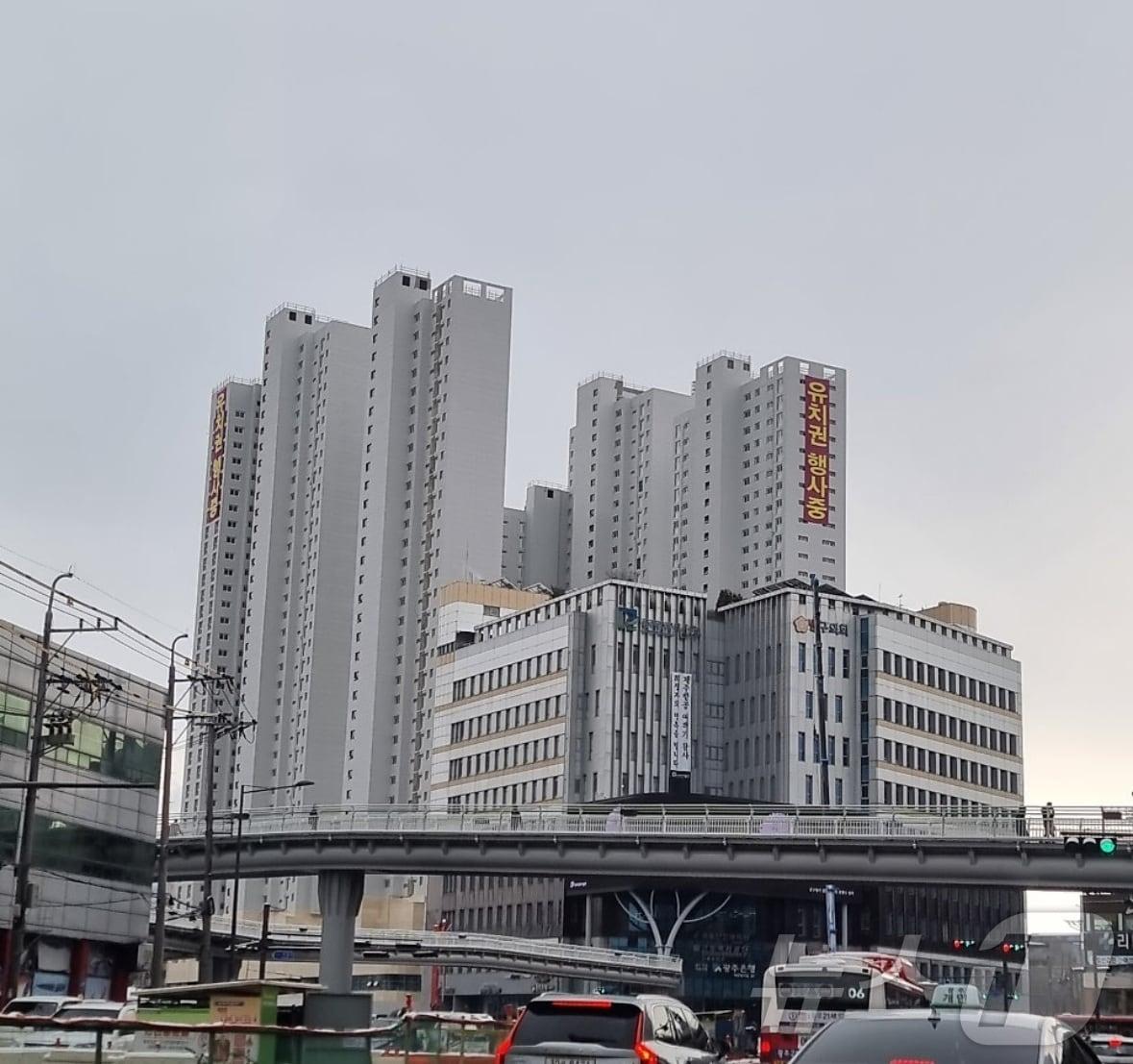 본문 이미지 - 광주주월동지역주택조합이 광주 남구 봉선동에 짓고 있는 공동주택 304세대, 오피스텔 93세대, 상가 109실 규모의 주상복합아파트. /뉴스1