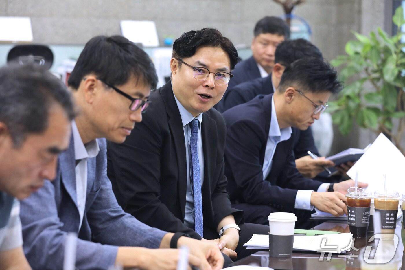 목성호 특허청 차장(왼쪽 세번째)이 정부대전청사에서 ‘위조상품 유통방지 종합대책’ 백브리핑을 하고 있다. (특허청 제공.재판매 및 DB금지)/뉴스1