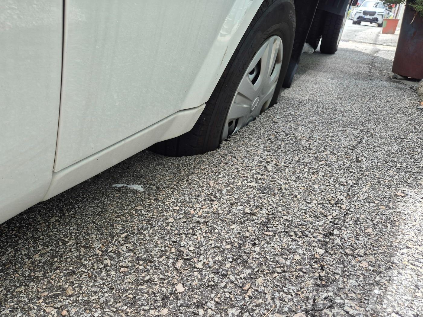 본문 이미지 - 30일 오후 2시 20분쯤 광주 동구 산수동 한 주택가에서 차량 바퀴가 싱크홀에 빠진 모습. (독자제공. 재판매 및 DB 금지) 