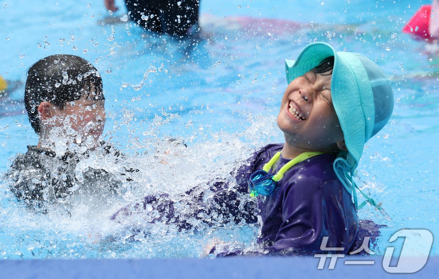 중복&#40;中伏&#41;인 30일 경기 수원시 권선구 올림픽공원 물놀이장에서 아이들이 물놀이를 하며 더위를 식히고 있다. 2025.7.30/뉴스1 ⓒ News1 김영운 기자