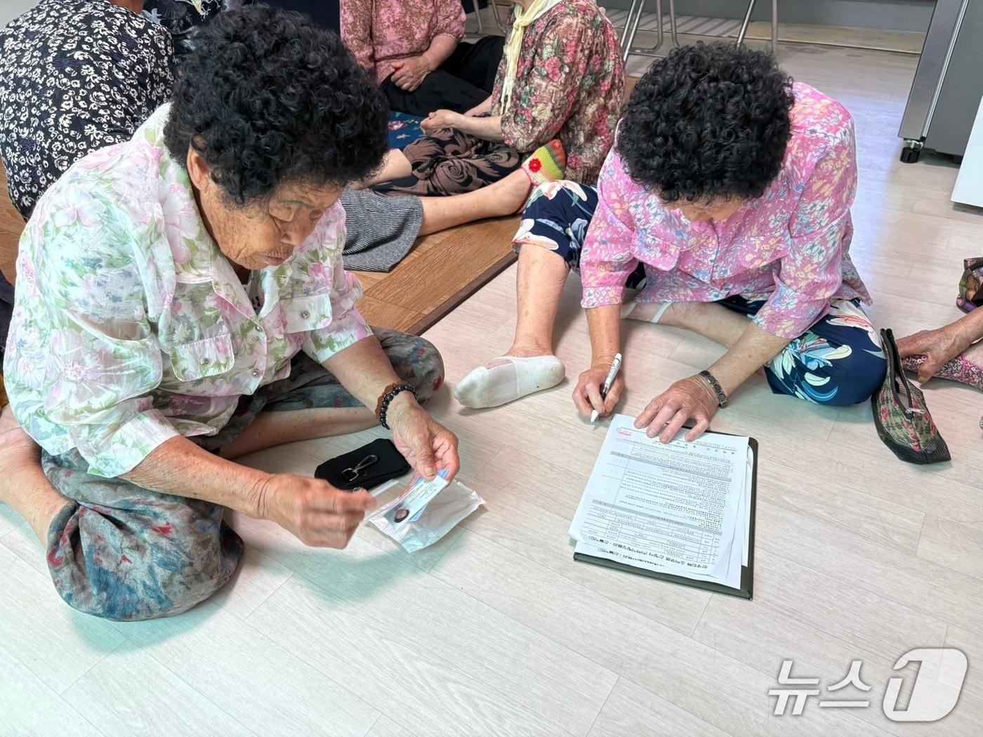 본문 이미지 - 광양시가 7월말까지 민생소비쿠폰지급  95% 목표 달성을 위해 '찾아가는 신청 서비스'를 실시하고 있다(광양시 제공)