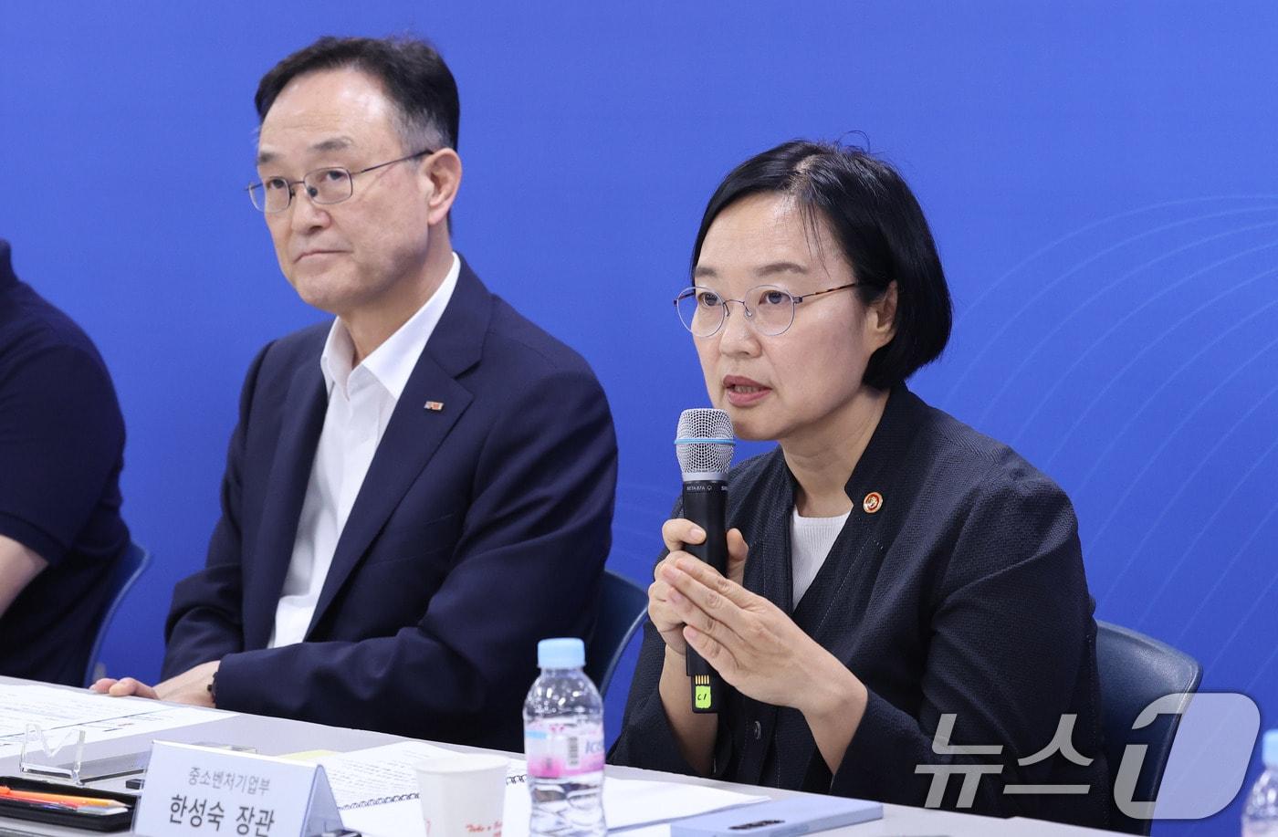 한성숙 중소벤처기업부 장관이 지난 7월 30일 서울 종로구 소상공인진흥공단 소상공인지원센터에서 열린 ‘제1회 소상공인 회복 및 안전망 강화를 위한 릴레이 간담회’에서 모두 발언을 하고 있다. 왼쪽은 송치영 소상공인연합회 회장. 2025.7.30/뉴스1 ⓒ News1 박지혜 기자