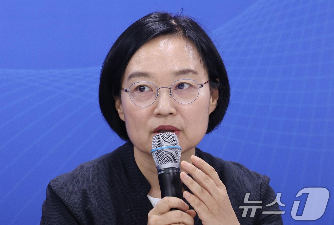 한성숙 중소벤처기업부 장관이 30일 서울 종로구 소상공인진흥공단 소상공인지원센터에서 열린 ‘제1회 소상공인 회복 및 안전망 강화를 위한 릴레이 간담회’에서 모두 발언을 하고 있다. 2025.7.30/뉴스1 ⓒ News1 박지혜 기자