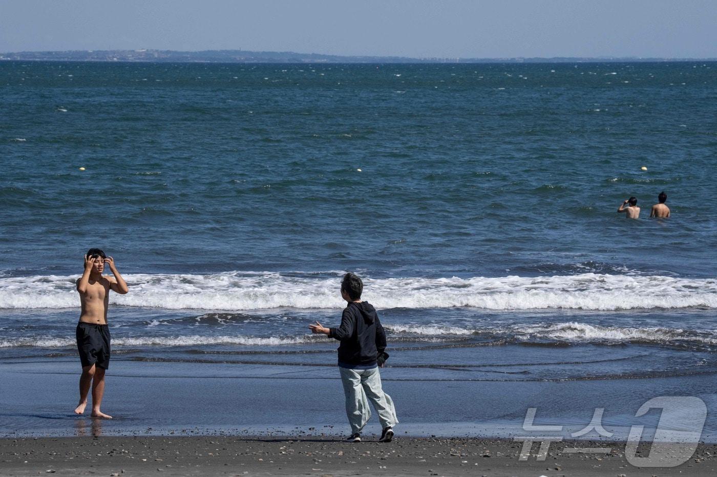 30일 일본 가나가와현 후지사와시의 한 해변에서 직원&#40;가운데&#41;이 수영하는 사람들에게 쓰나미 경보 발령 사실을 알리며 대피를 요청하고 있다. 이날 러시아 극동 캄차카반도 인근 해역에서 규모 8.8 강진이 발생해 태평양 연안 지역에 전체적으로 쓰나미 경보와 주의보가 발령됐다. 2025.7.30 ⓒ AFP=뉴스1 ⓒ News1 강민경 기자