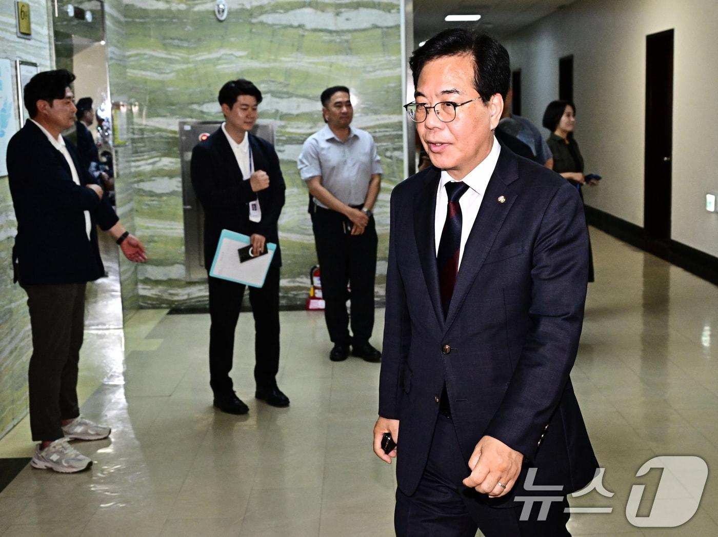 본문 이미지 - 송언석 국민의힘 비상대책위원장 겸 원내대표가 30일 오후 서울 여의도 국회에서 열린 정보위원회 전체회의에 참석하고 있다. (공동취재) 2025.7.30/뉴스1 ⓒ News1 신웅수 기자