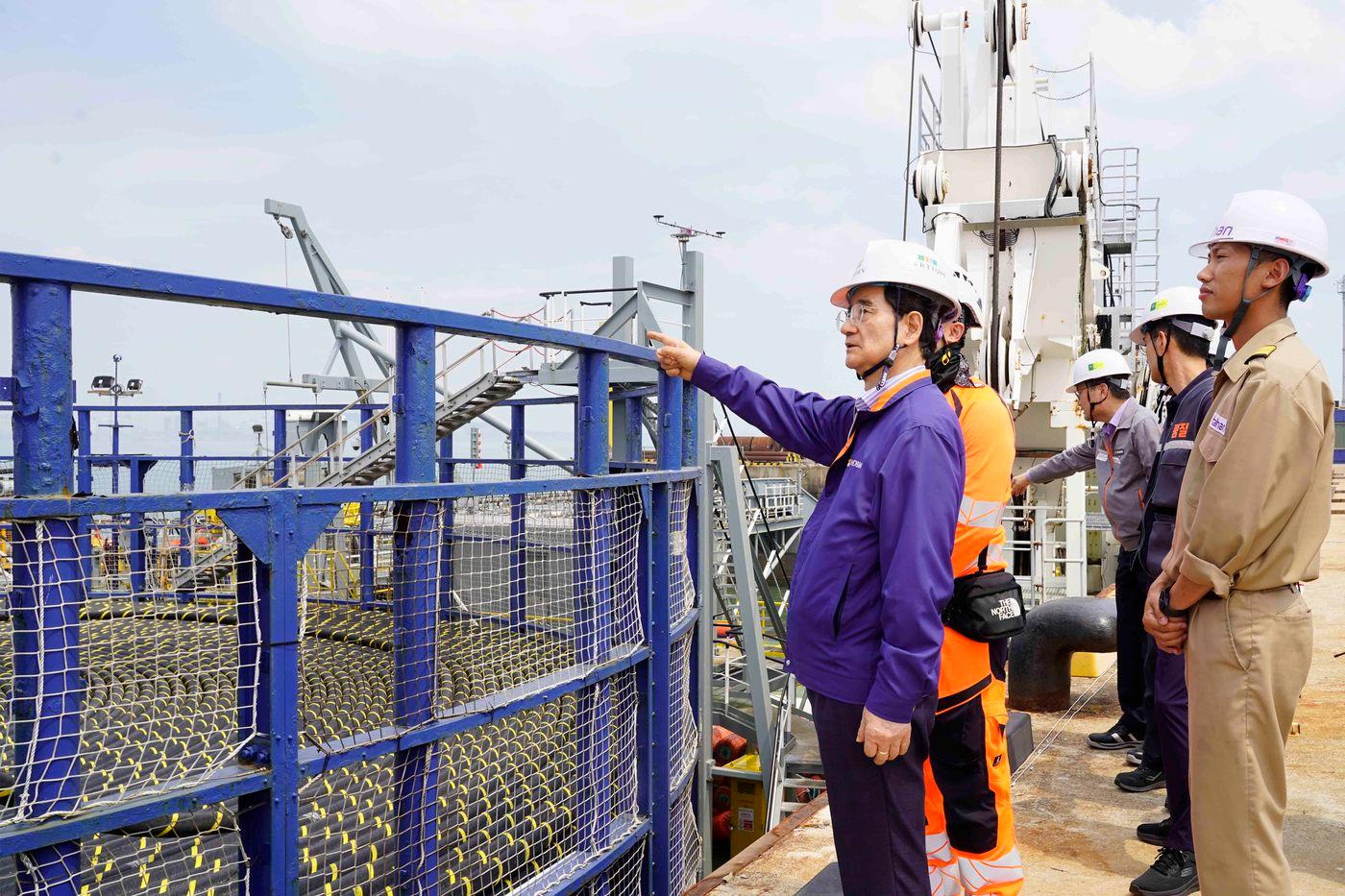 김선규 호반그룹 회장이 대한전선 해저케이블 선적 현장에 방문해 임직원을 격려하고 첫 출하를 축하했다(대한전선 제공). ⓒ 뉴스1