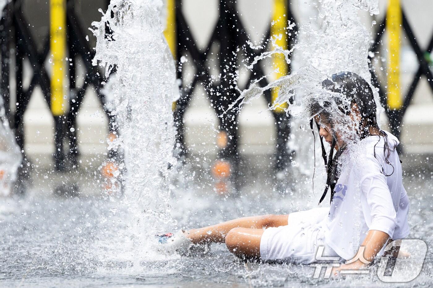 지난 30일 오후 서울 세종대로 광화문광장 분수대를 찾은 아이들이 더위를 식히고 있다. 2025.7.30/뉴스1 ⓒ News1 이승배 기자