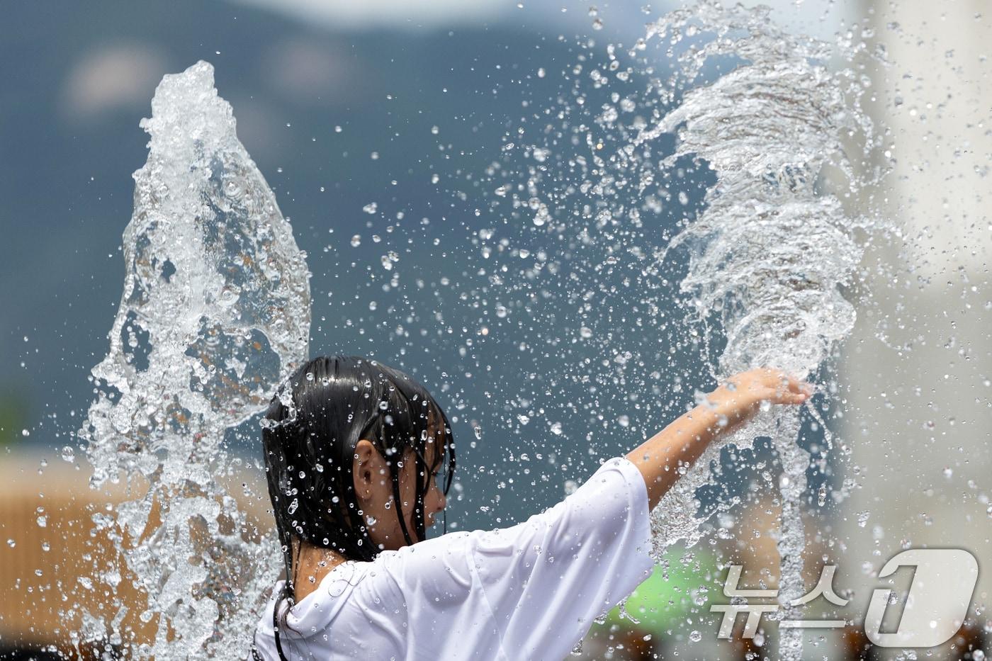 서울 세종대로 광화문광장 분수대를 찾은 아이들이 더위를 식히고 있다. 2025.7.30/뉴스1 ⓒ News1 이승배 기자