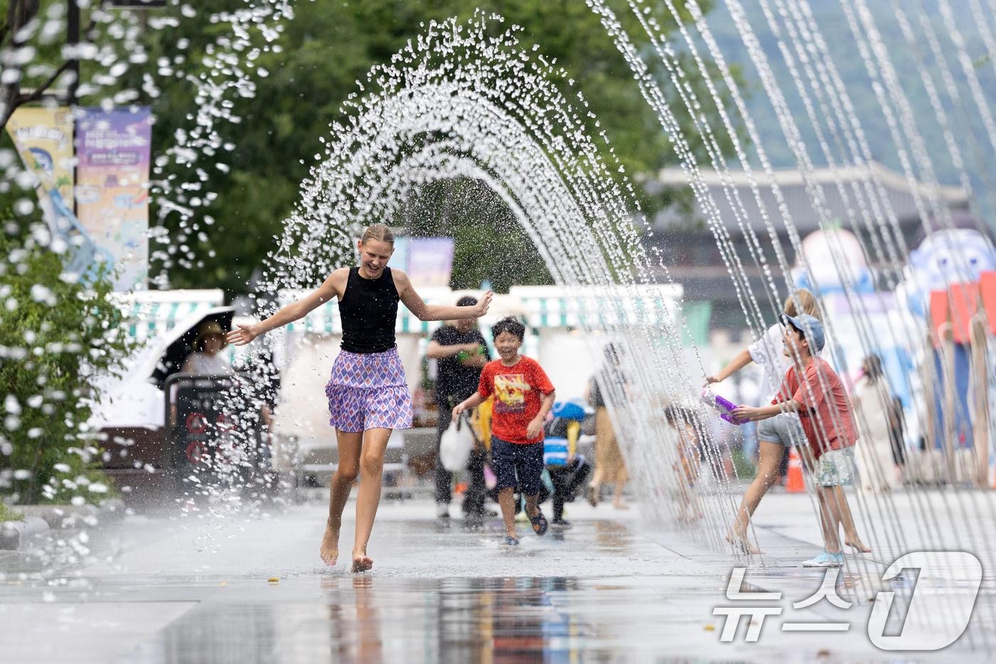 전국에 폭염특보가 발효되는 등 무더위가 이어지고 있는 30일 오후 서울 세종대로 광화문광장 분수대를 찾은 아이들이 더위를 식히고 있다. 2025.7.30/뉴스1 ⓒ News1 이승배 기자