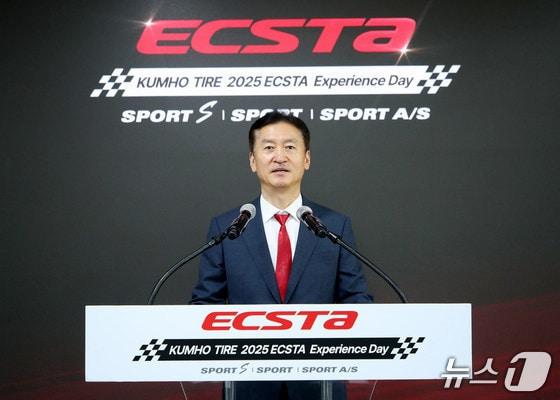 본문 이미지 - 지난 4월 경기 용인 AMG 스피드웨이에서 정일택 금호타이어 대표이사 사장이 신제품을 소개하고 있는 모습&lt;자료사진&gt;&#40;금호타이어 제공&#41;. 2025.04.15.