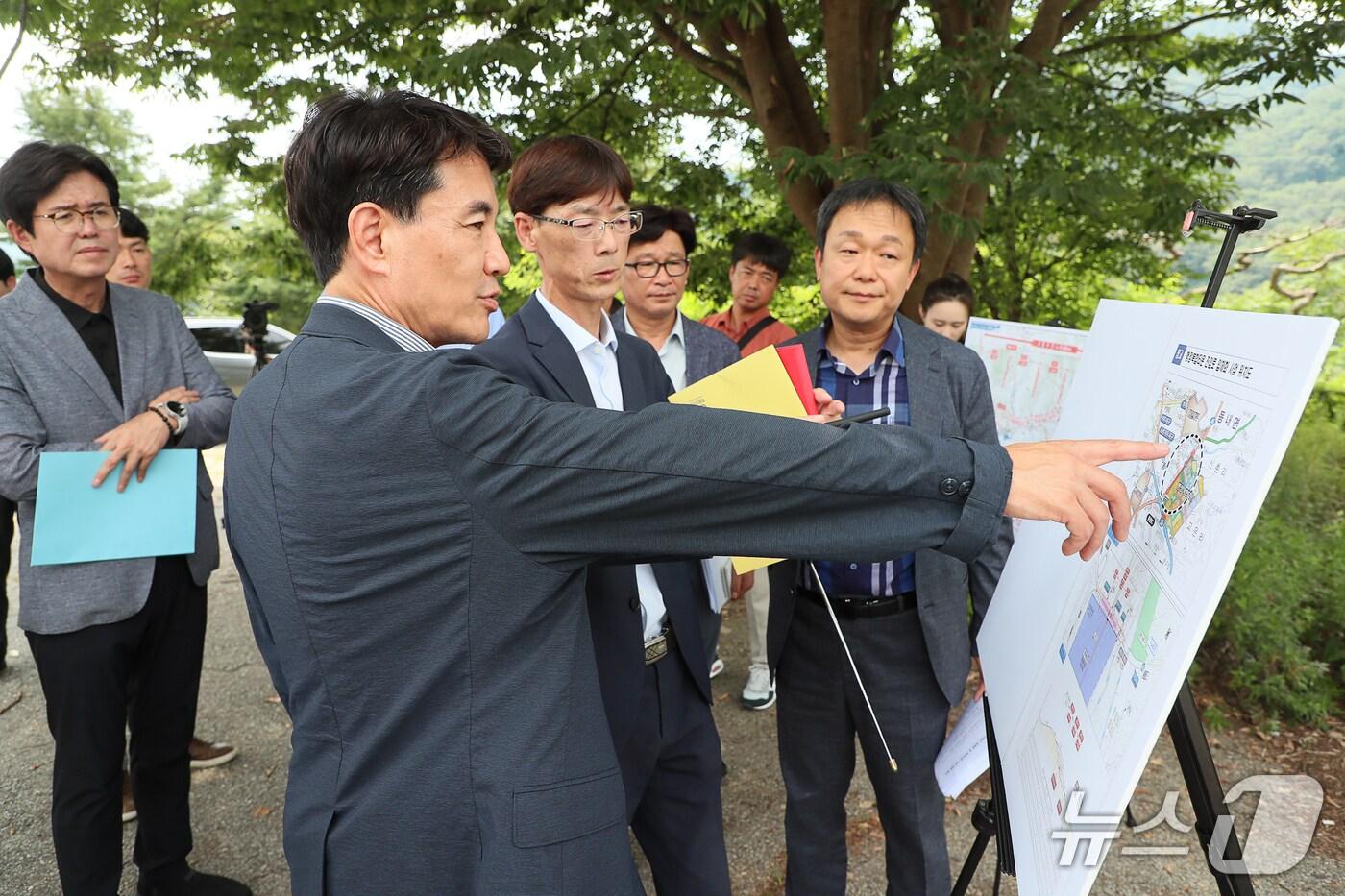 제2경춘국도 사업장 방문한 김진태 강원도지사.(강원도 제공. 재판매 및 DB금지)/뉴스1