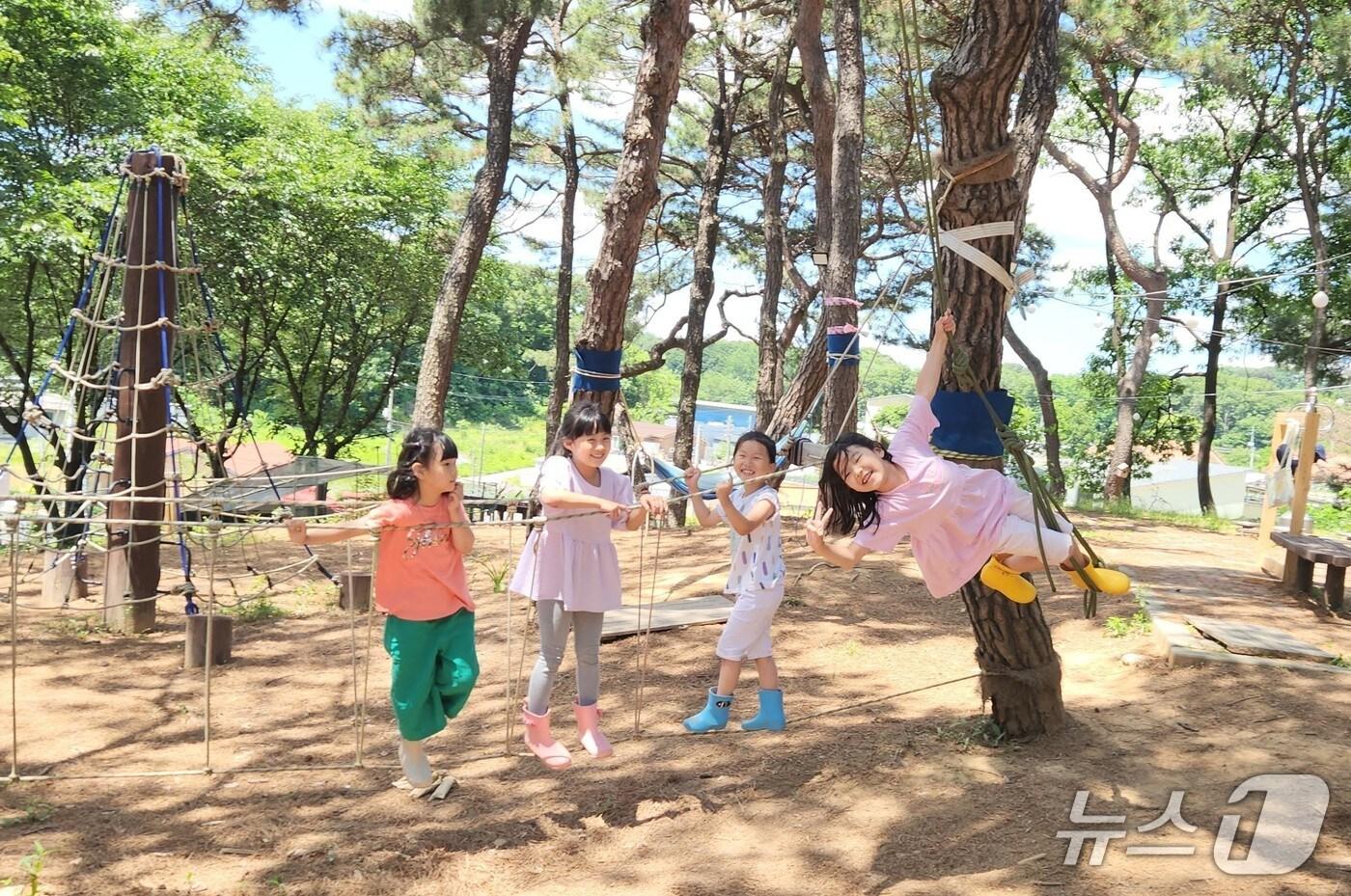  죽화초 학생들이 숲놀이터에서 자연 생태 현장교육을 받고 있다. (죽화초 제공)