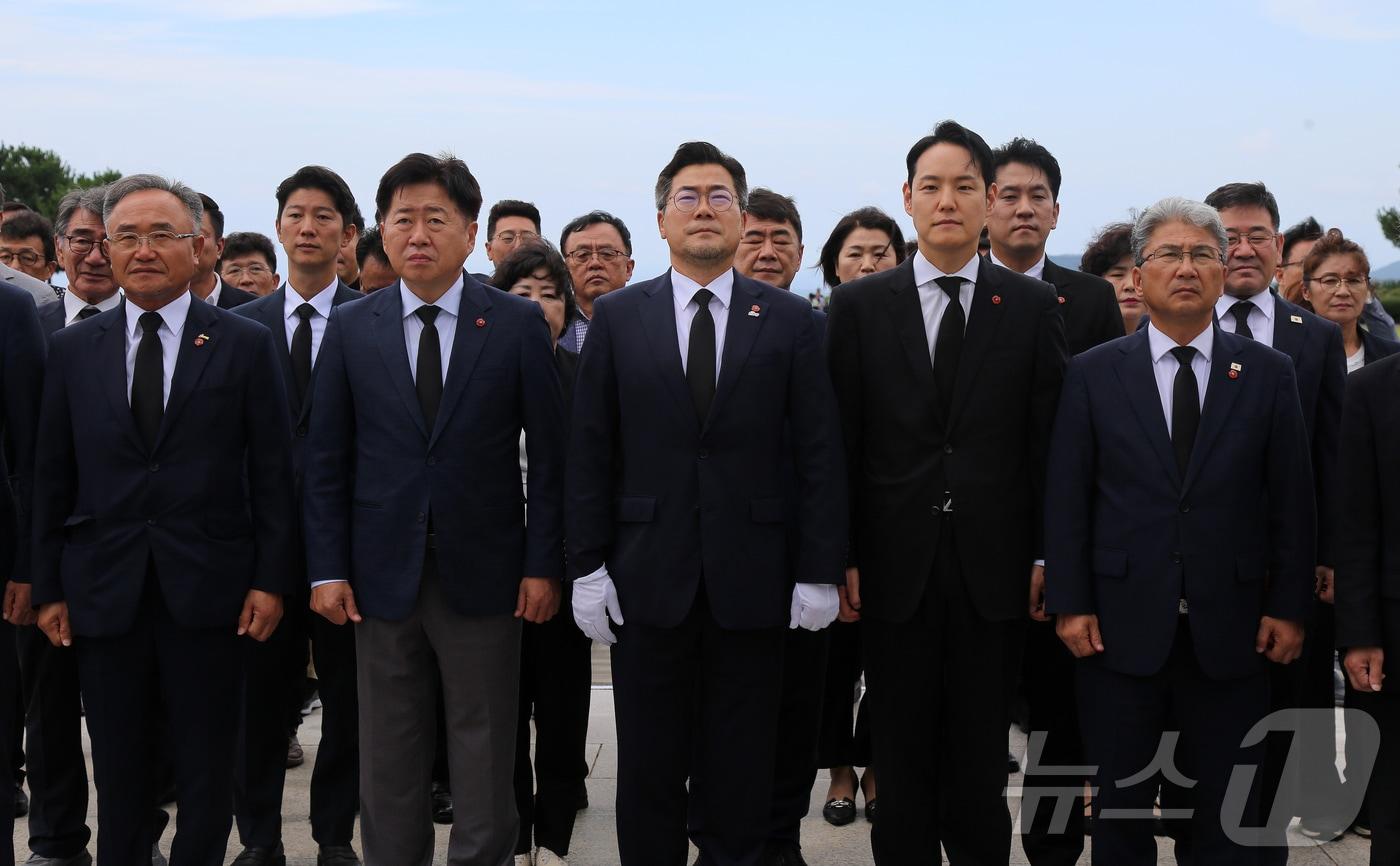 더불어민주당 대표 선거에 출마한 박찬대 의원이 30일 오후 제주시 봉개동 제주4·3평화공원에서 (왼쪽부터) 김창범 제주4·3희생자유족회 회장, 오영훈 제주도지사, 김한규 의원, 이상봉 제주도의회 의장과 함께 참배하고 있다. 2025.7.30/뉴스1 ⓒ News1 오미란 기자