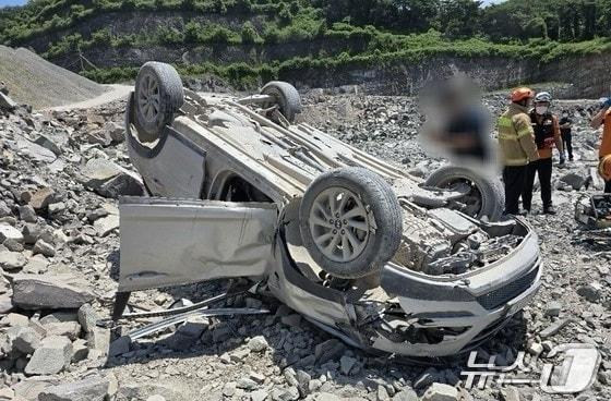 본문 이미지 - 지난해 8월2일 사천시 사천읍 금곡리 한 골재 채취장에서 비포장 도로를 달리던 차량이 약 3m 아래 공터로 추락했다. 사진은 사고 현장 모습.&#40;유족 측 제공. 재판매 및 DB금지&#41;