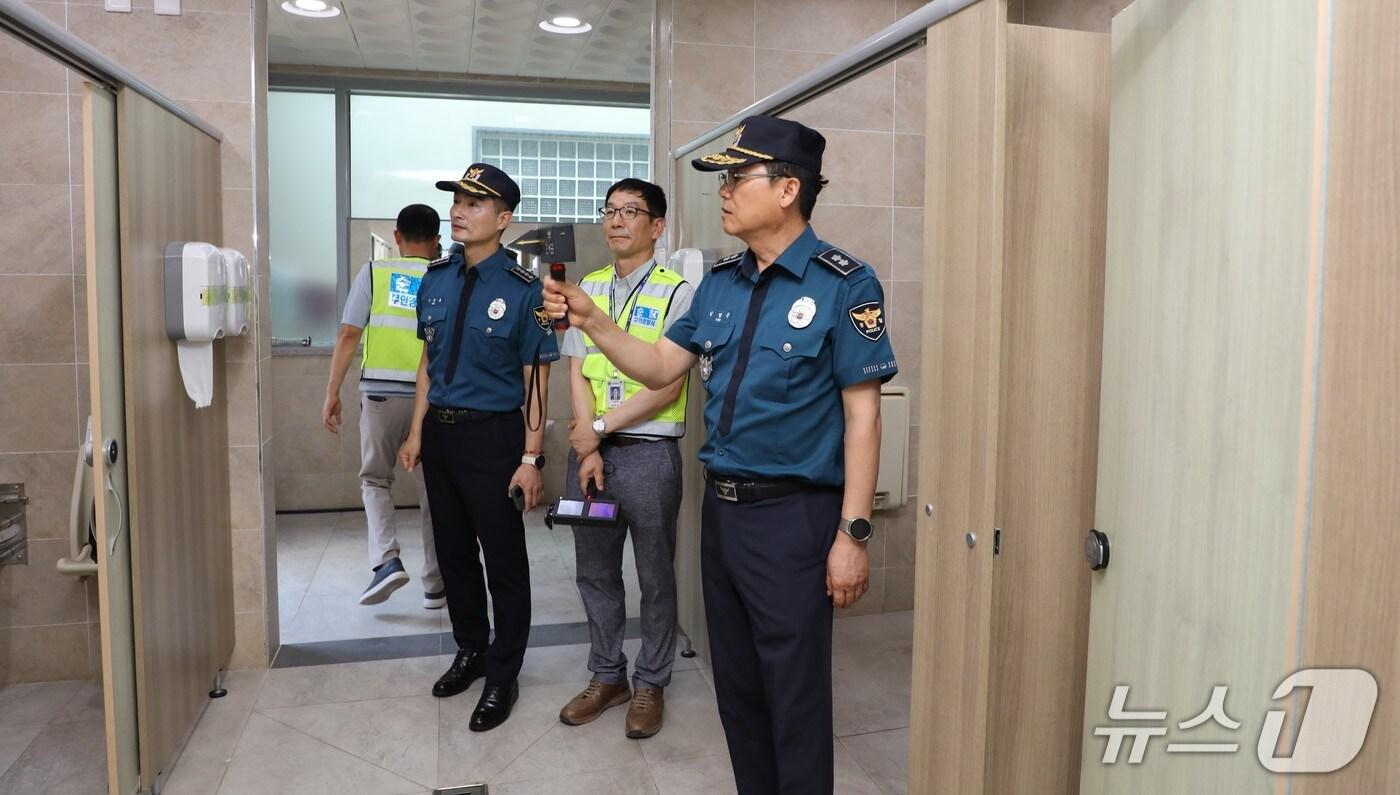 30일 김철문 전북경찰청장이 부안군 변산면에 위치한 고사포해수욕장을 찾아 직접 불법촬영 기기 설치 여부를 점검 등 성범죄 예방 홍보활동을 실시했다.&#40;전북경찰청 전경. 재판매 및 DB금지&#41;