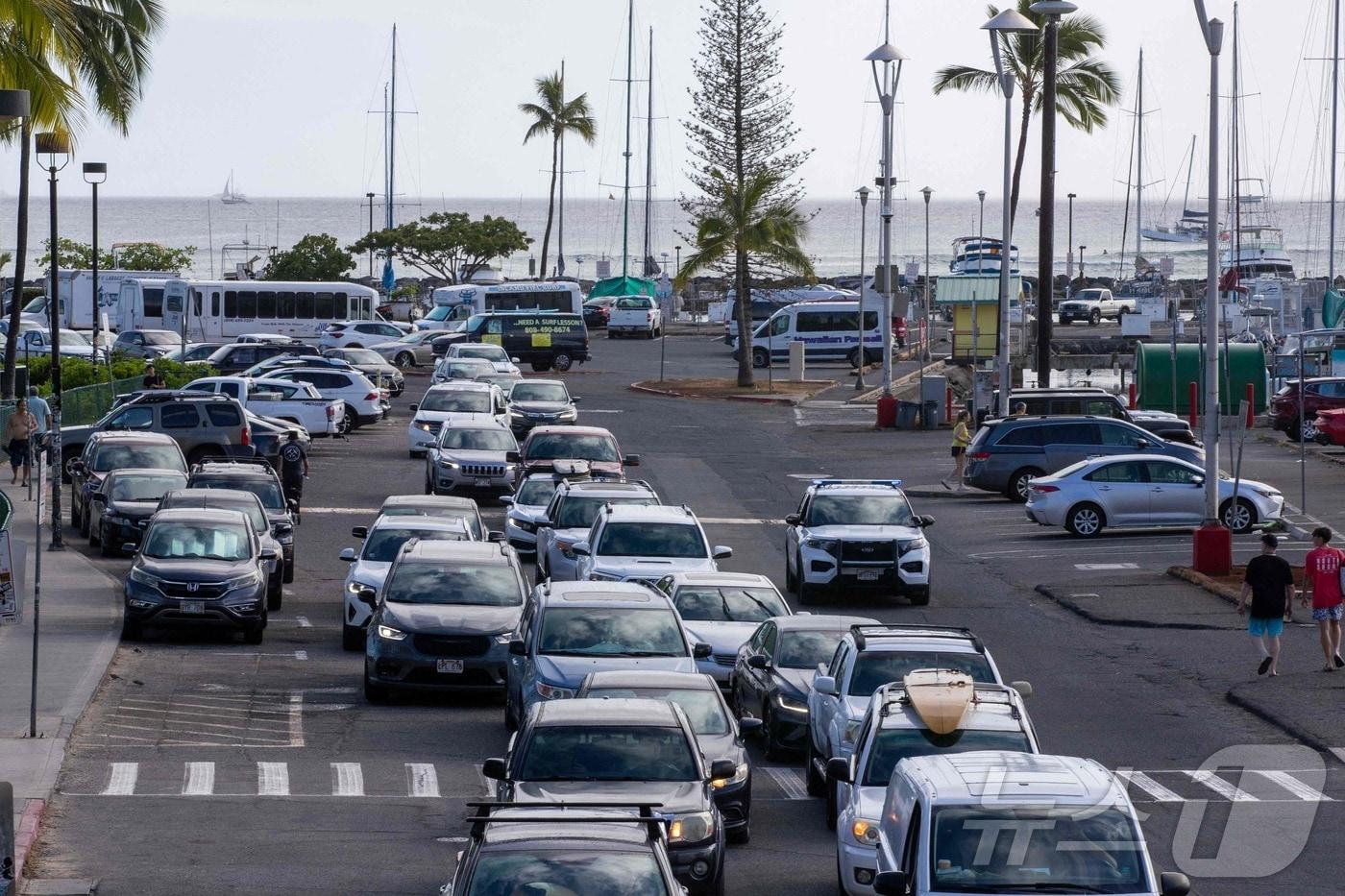 러시아 극동 캄차카반도 동쪽 해역에서 규모 8.8 강진이 발생한 30일 하와이 오아후주 와이키키의 알라 웨이 항구를 떠나는 주민들과 방문객들이 차량으로 교통이 정체되고 있다. ⓒ AFP=뉴스1 ⓒ News1 박세연 기자