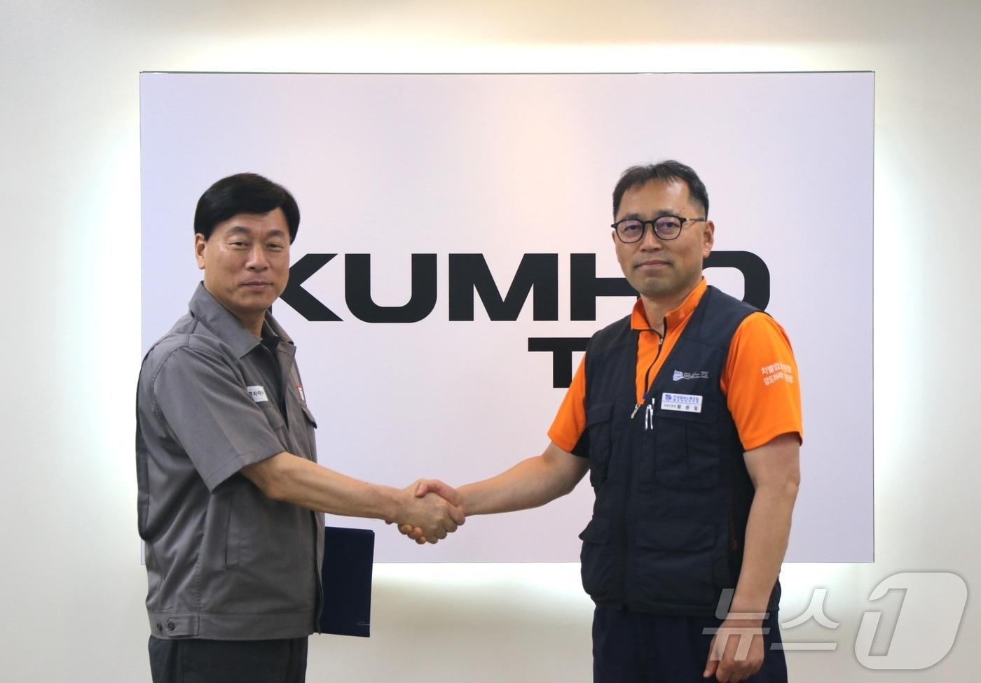 김명선 금호타이어 생산기술총괄 부사장&#40;사진 왼쪽&#41;과 황용필 금호타이어지회 대표 지회장이 30일 노사 특별합의 후 악수를 하고 있다.&#40;금호타이어 제공, 재배포 및 DB 금지&#41;/뉴스1