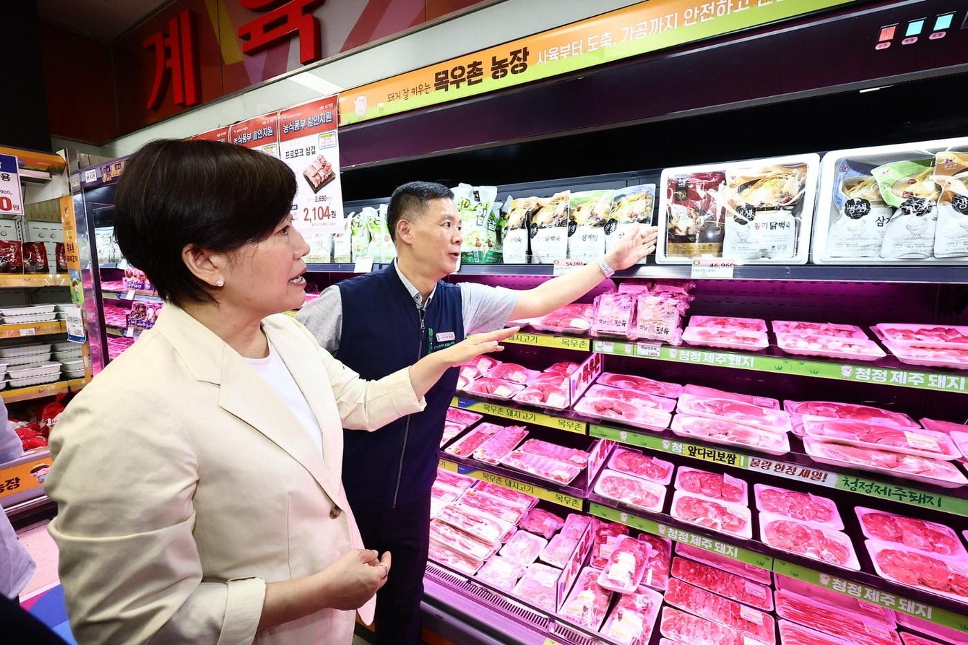 송미령 농림축산식품부 장관이 30일 하나로마트 서울 서남부농협 본점을 찾아 농식품부 할인 지원 현장을 점검하고 있다. (농림축산식품부 제공) 2025.07.30 /뉴스1