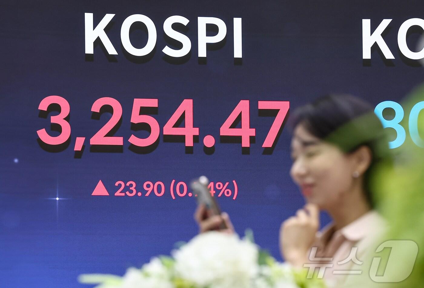 지난달 30일 서울 영등포구 한국거래소 전광판에 증시 종가가 표시되고 있다. (자료사진) /뉴스1 ⓒ News1 김도우 기자