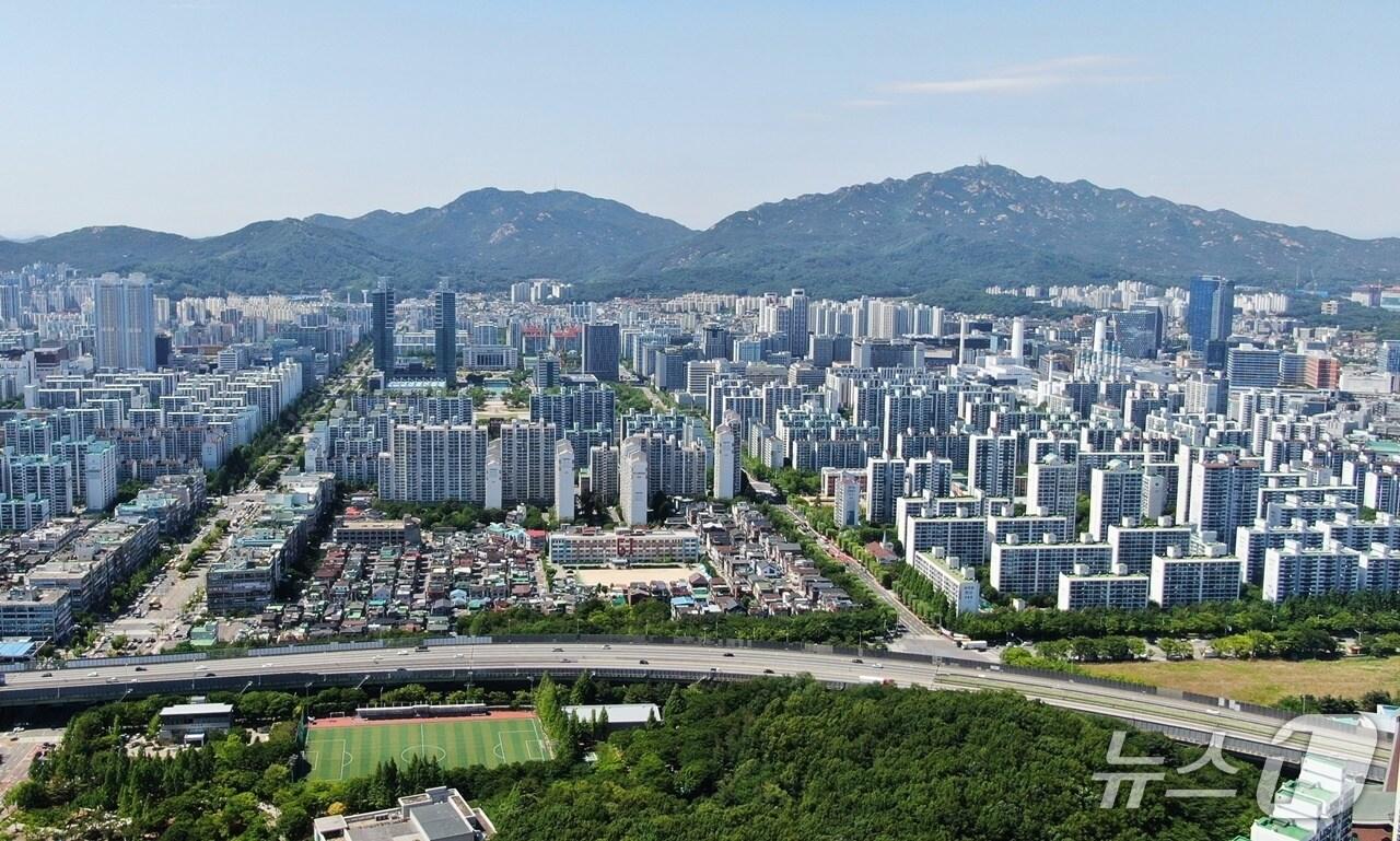 본문 이미지 - 경기 안양시가 평촌신도시 선도지구 3개 구역 중 2곳의 &#39;예비사업자&#39; 지정을 완료했다. 사진은 평촌신도시 전경.&#40;안양시 제공. 재판매 및 DB금지&#41;/뉴스1