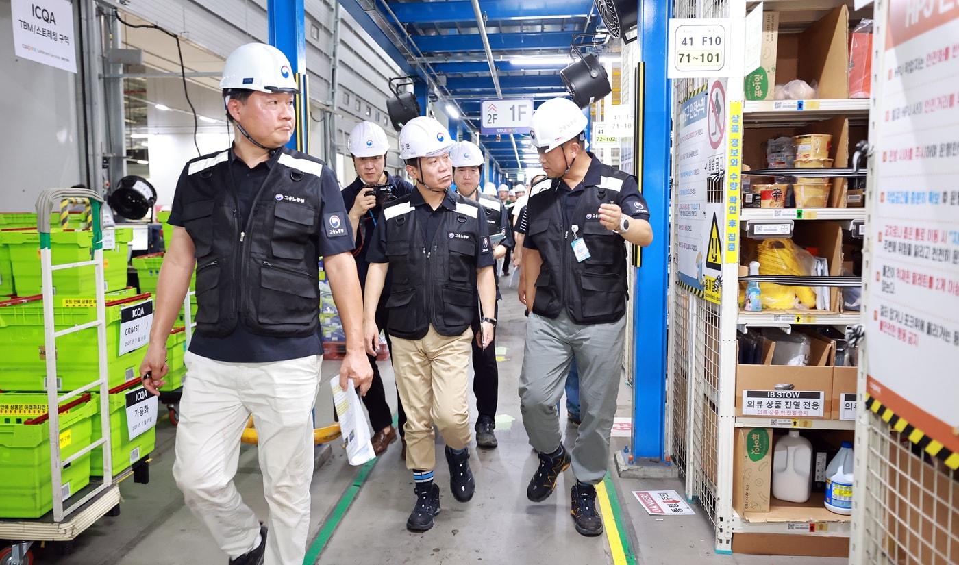 김영훈 고용노동부 장관이 물류센터를 불시 방문해 노동자들의 작업 환경을 점검했다. (사진제공=고용노동부) 