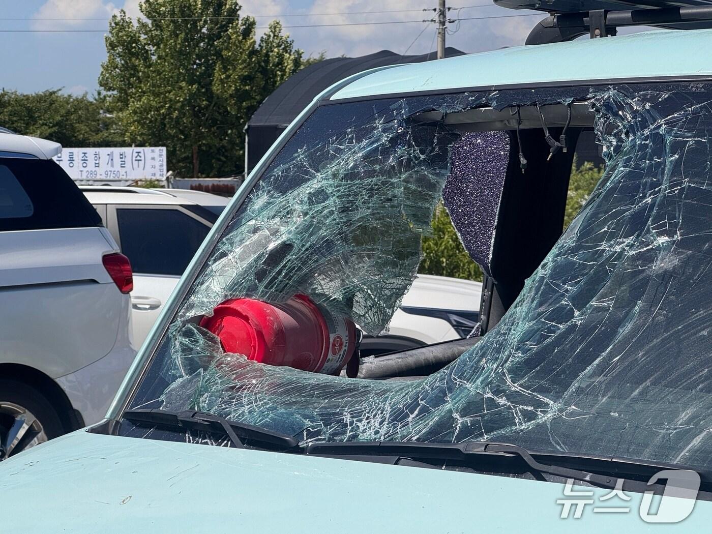 본문 이미지 - 지난 28일 울산 북구의 한 병원 주차장에서 발생한 흉기 난동 이후 도주를 시도했던 피의자 차량. 도주를 막기 위해 시민들이 던진 소화기에 의해 차량 앞 유리가 깨져있다.2025.7.30/뉴스1 ⓒNews1 김세은 기자