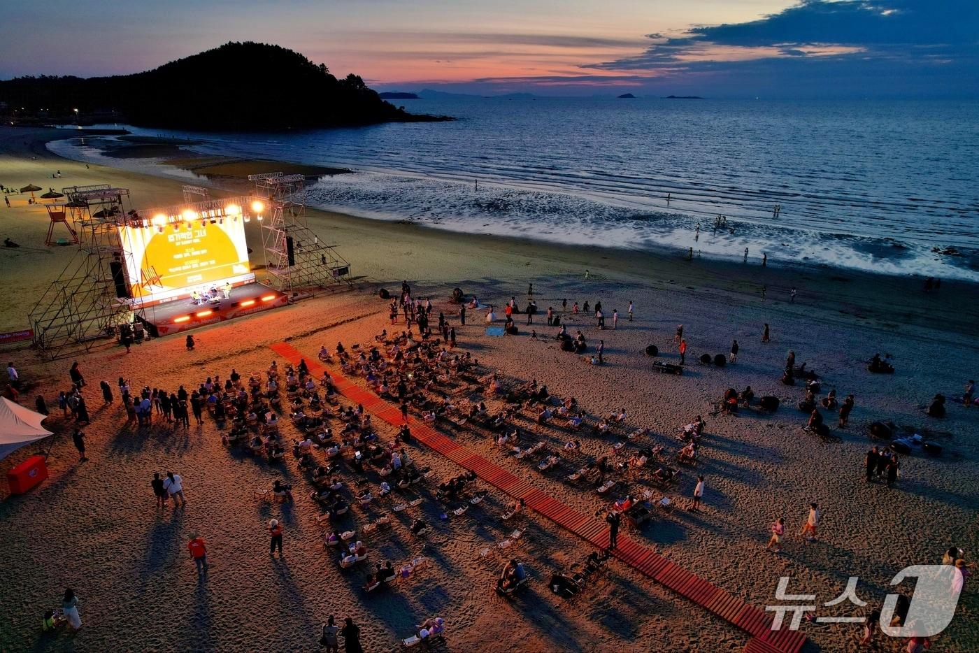 부안군이 체류형 야간 관광콘텐츠인 &#39;변산 비치펍&#39;을 8월 2일부터 선보인다.&#40;부안군 제공. 재판매 및 DB금지&#41;