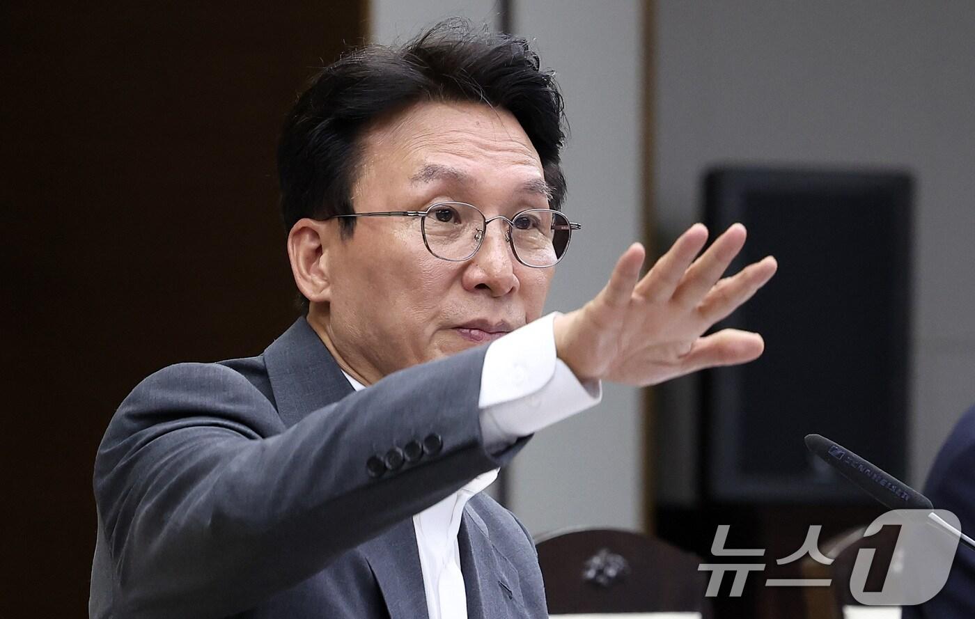 김민석 국무총리가 30일 정부세종청사에서 열린 국정현안 관계장관회의에 앞서 관계자를 부르고 있다. 2025.7.30/뉴스1 ⓒ News1 김성진 기자