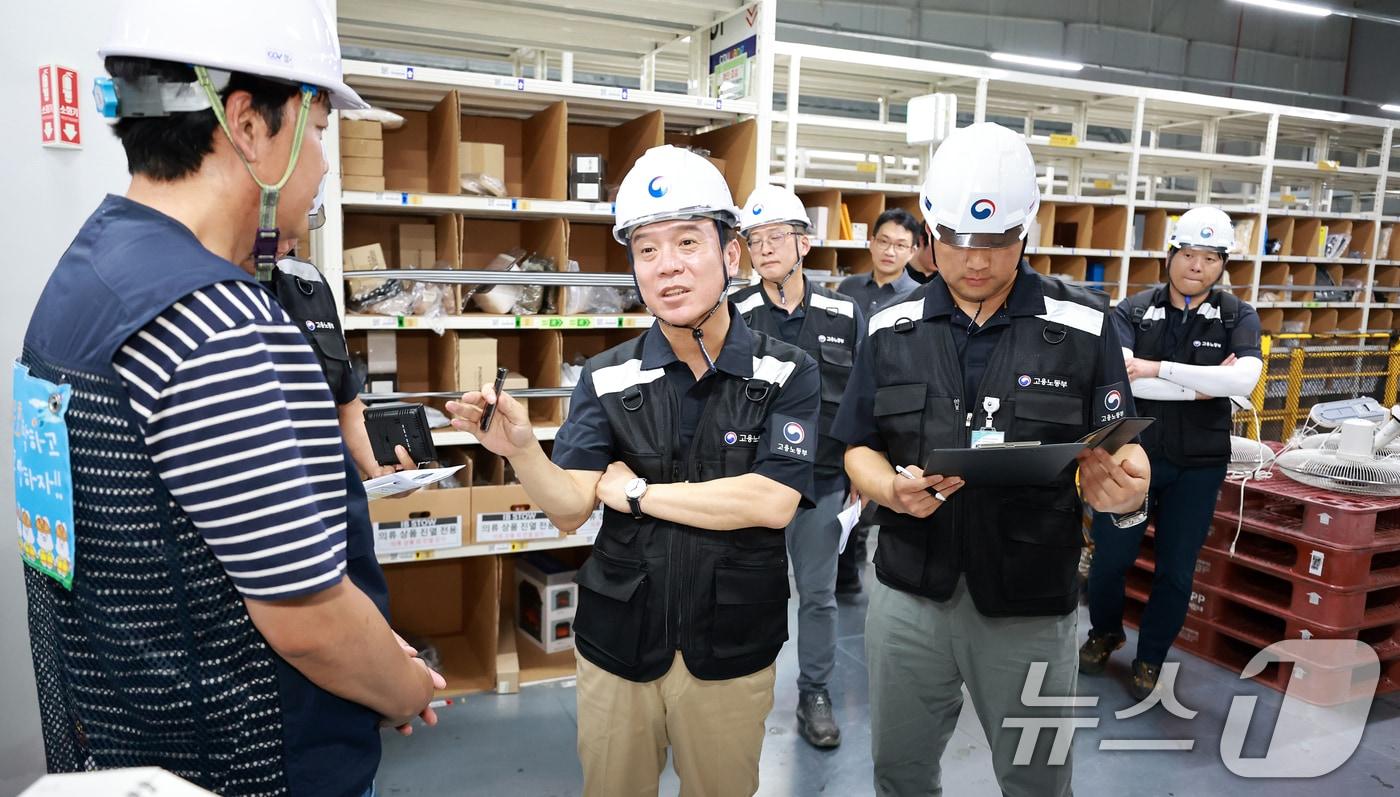 김영훈 고용노동부 장관이 30일 경기 화성시 쿠팡 동탄물류센터를 불시 방문해 폭염 속 노동자들의 작업 및 휴식 환경을 점검하고 있다. &#40;고용노동부 제공. 재판매 및 DB 금지&#41; 2025.7.30/뉴스1