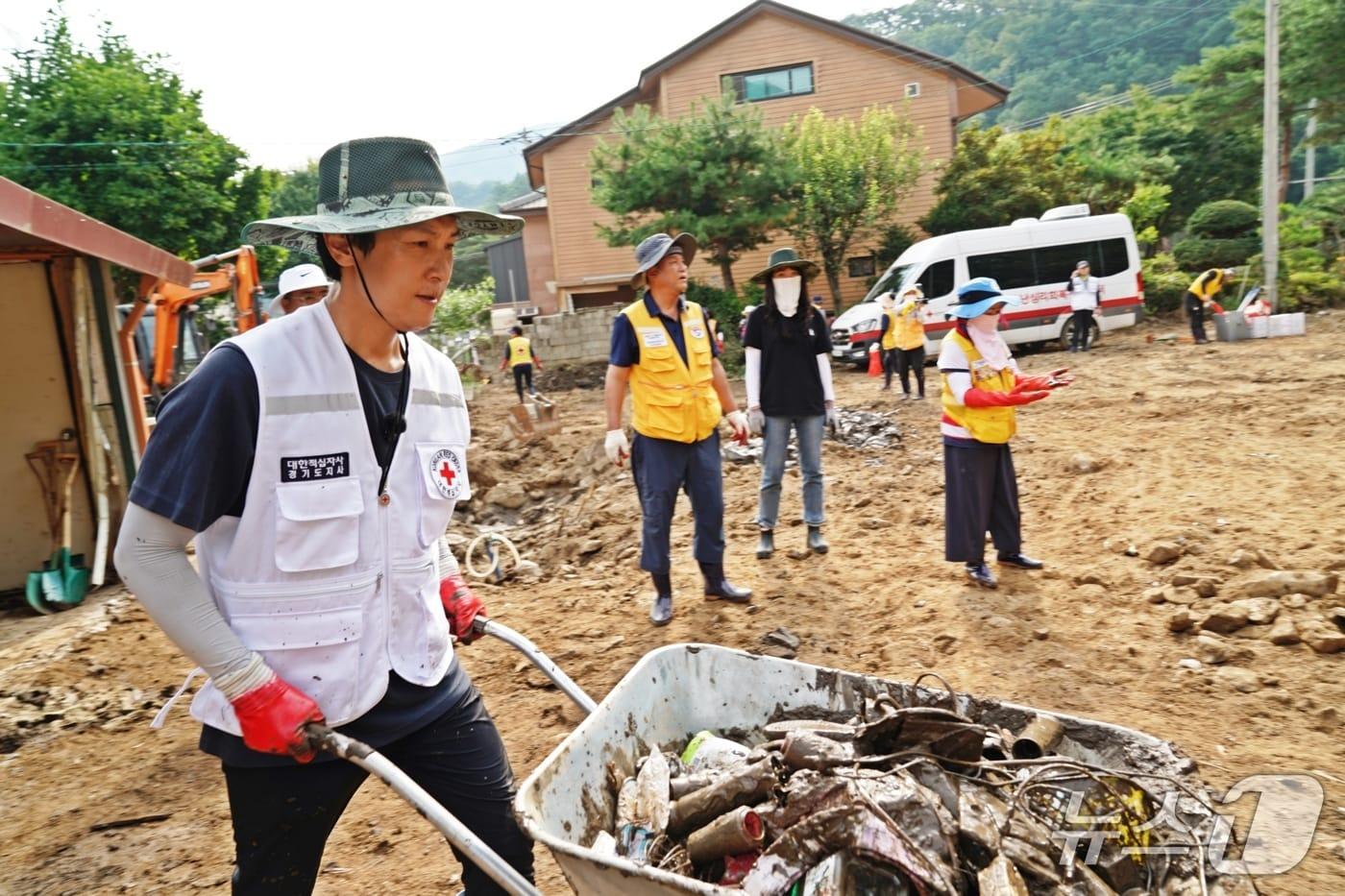 배우 겸 가수 김동완 씨가 가평군 일대에서 수해복구 봉사활동을 전개했다.&#40;대한적십자사 경기도지사 제공&#41;