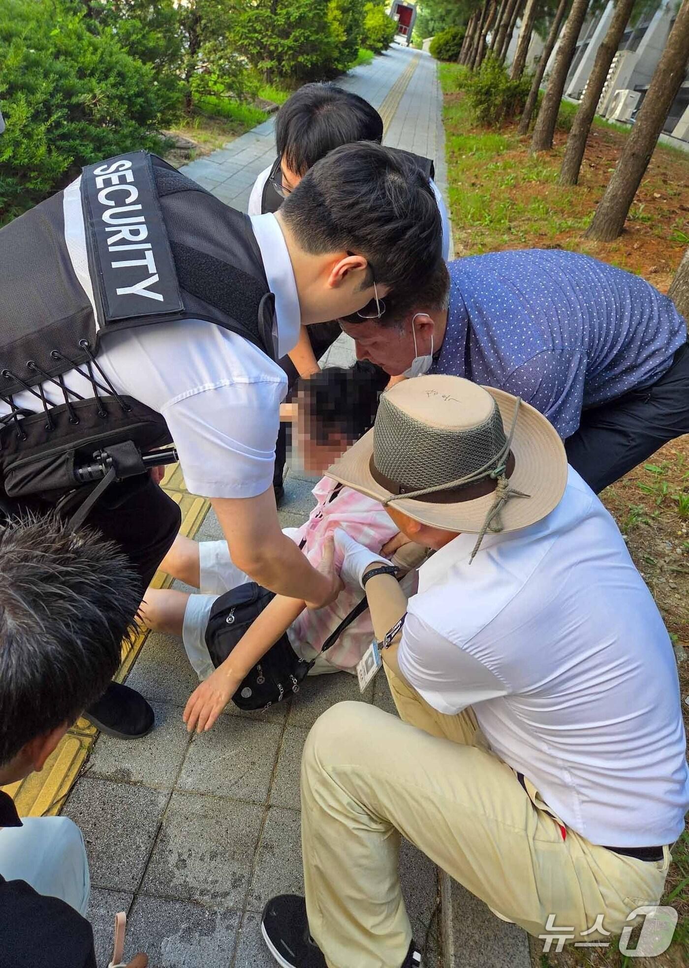 본문 이미지 - 의식 잃고 쓰러진 환자를 구조하는 충북대병원 방호팀. (충북대병원 제공. 재판매 및 DB금지)