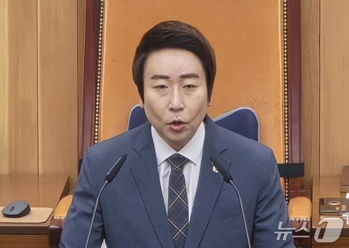 본문 이미지 - 임채성 세종시의회 의장이 30일 99회 임시회 1차 본회의에서 인삿말을 하고 있다. / 뉴스1