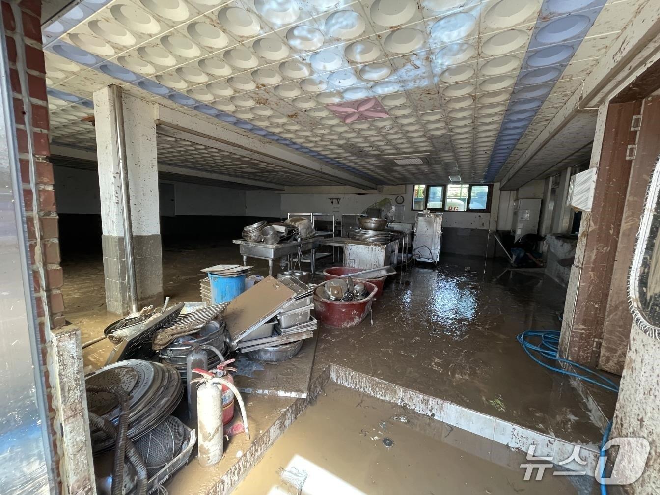 본문 이미지 - 지난 19일 집중호우로 침수 피해를 입은 경남간호고 급식실 모습(경남간호고 제공. 재판매 및 DB금지)