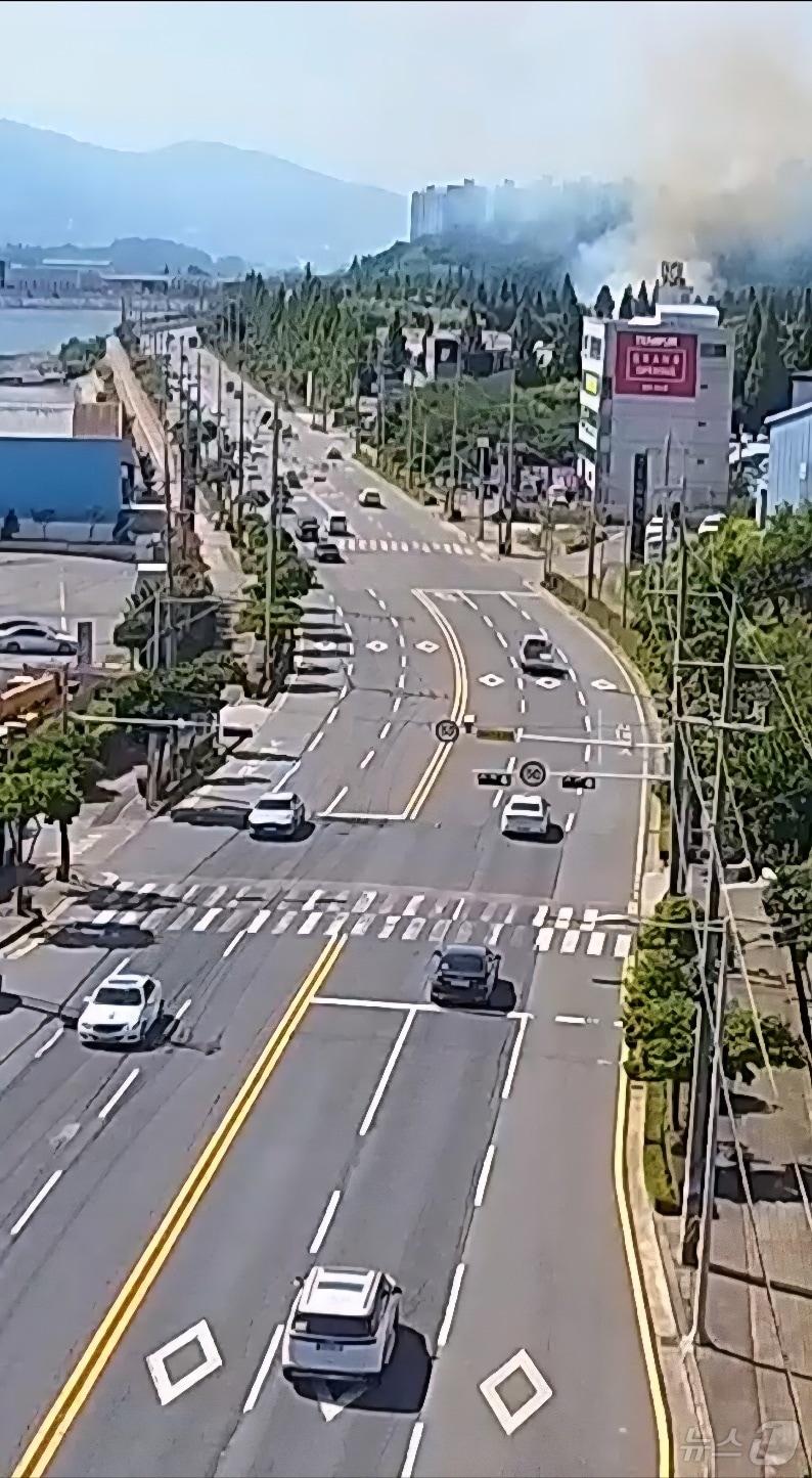 본문 이미지 - 30일 오후 2시 41분쯤 전남 여수시 신월동 한 폐목재 야적장에서 불이 나 연기가 피어오르고 있다.(독자 제공. 재판매 및 DB 금지)