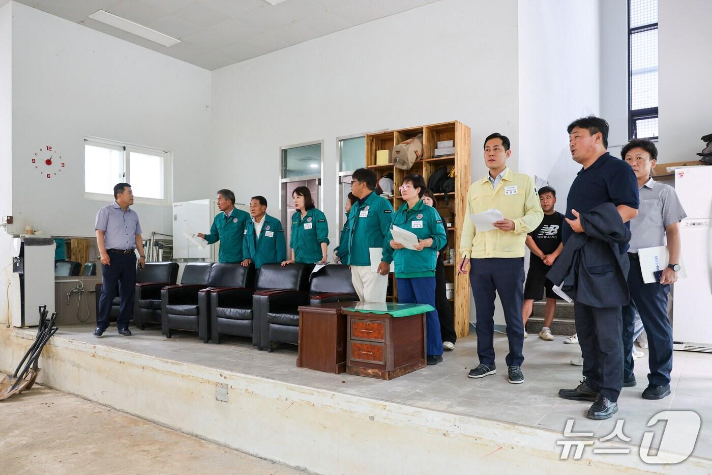 당진시의회가 집중호우로 피해를 입은 지역 현장을 점검하고 있다.(당진시의회 제공. 재판매 및 DB금지)2025.7.30/뉴스1