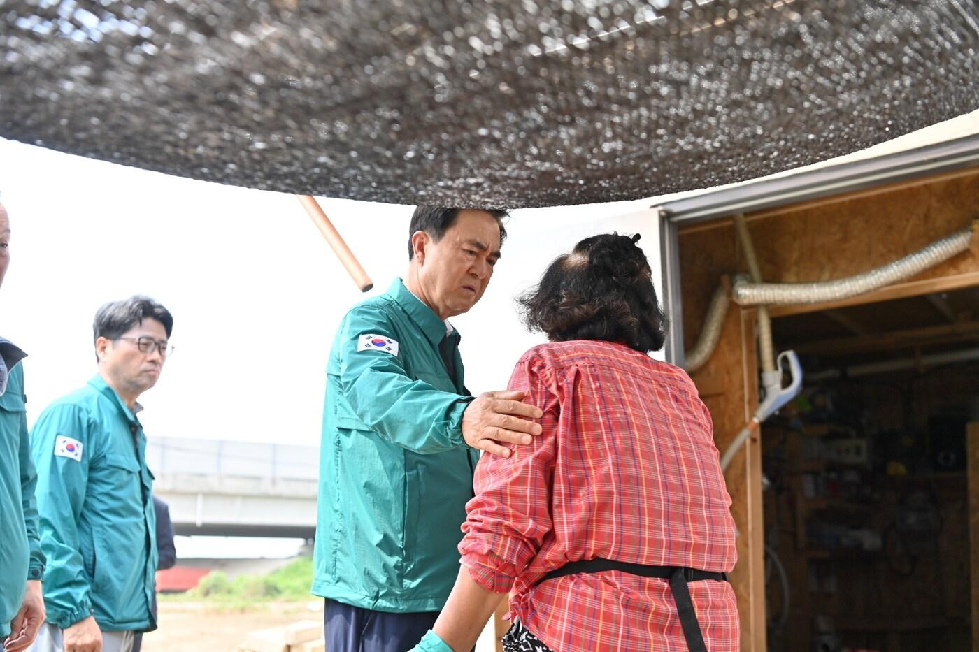 김태흠 충남지사가 수해복구 현장을 찾아 피해 주민을 위로하고 있다.&#40;충남도 제공. 재판매 및 DB금지&#41;/뉴스1 