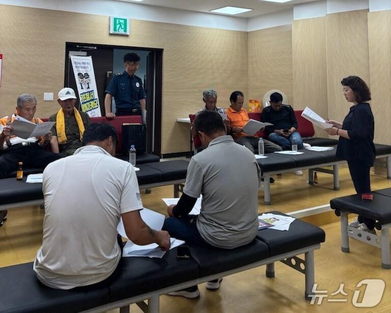 본문 이미지 - 30일 진안군이 용담댐 물문화관에서 민물가마우지 포획단 교육을 실시하고 있다.(진안군제공. 재판매 및 DB금지)2025.6.30/뉴스1