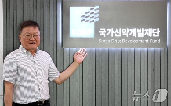 본문 이미지 - 박영민 국가신약개발사업단장이 28일 서울 마포구 사무실에서 사업단에 대해 소개하고 있다. 2025.7.28/뉴스1 김명섭 기자