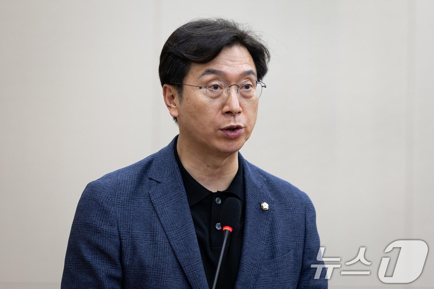 본문 이미지 - 강민국 국회 정무위원회 법안심사제2소위원장이 30일 서울 여의도 국회에서 열린 제427회 국회(임시회) 제2차 전체회의에서 법률안 심사 결과를 보고하고 있다. 2025.7.30 ⓒ 뉴스1 유승관 기자