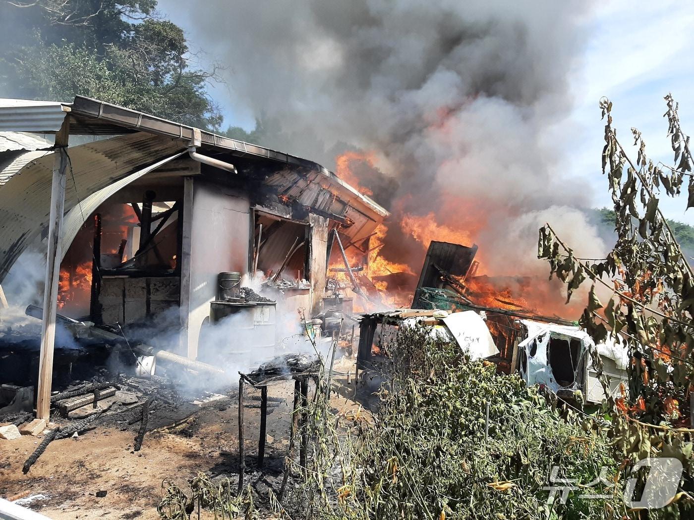 본문 이미지 - 30일 오전 10시 46분쯤 경북 영주시 부석면 한 주택에서 불이나 소방당국이 진화하고 있다.(경북소방본부 제공. 재판매 및 DB 금지)2025.7.30/뉴스1