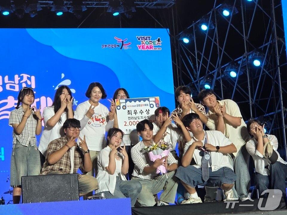 본문 이미지 - 밴드동아리 'Witty' 멤버들이 기념사진을 찍고 있다.(전남도교육청 제공, 재판매 및 DB 금지)/뉴스1   