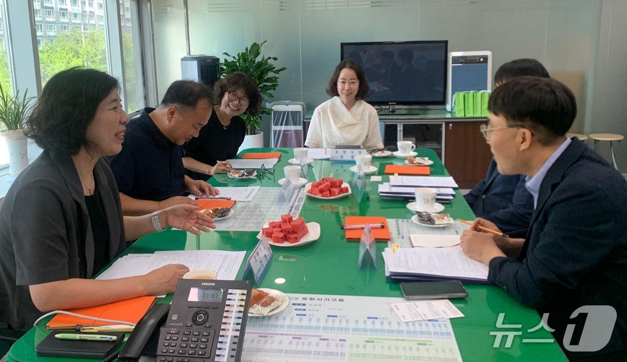 본문 이미지 - 30일 경북 포항시의 '병원안심동행서비스'가 호응속에 진행되고 있는 것으로 나타났다.  포항시를 방문한 이영재 보건복지부  사회보장조정과장이 운영현황 등에 대해 논의하는 모습. (포항시제공, 제판매 및 DB금지) 2025.7.30/뉴스1