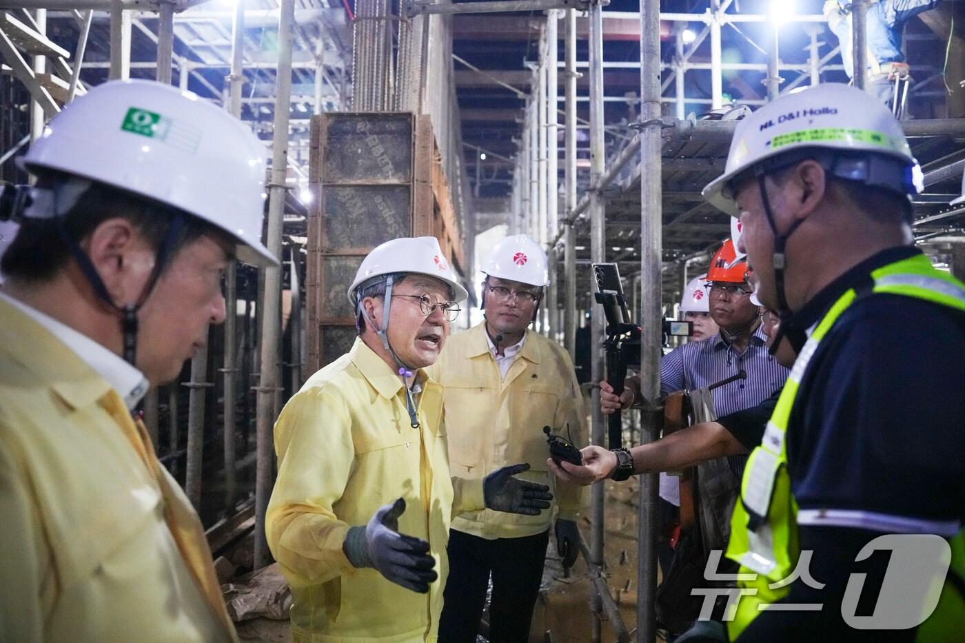 강기정 광주시장이 30일 남구청 앞 도시철도 2호선 1단계 4공구 건설 현장을 방문해 호우 피해 복구 등 공사 진행 상황을 점검하고 있다.(광주시 제공. 재판매 및 DB 금지) 2025.7.30/뉴스1