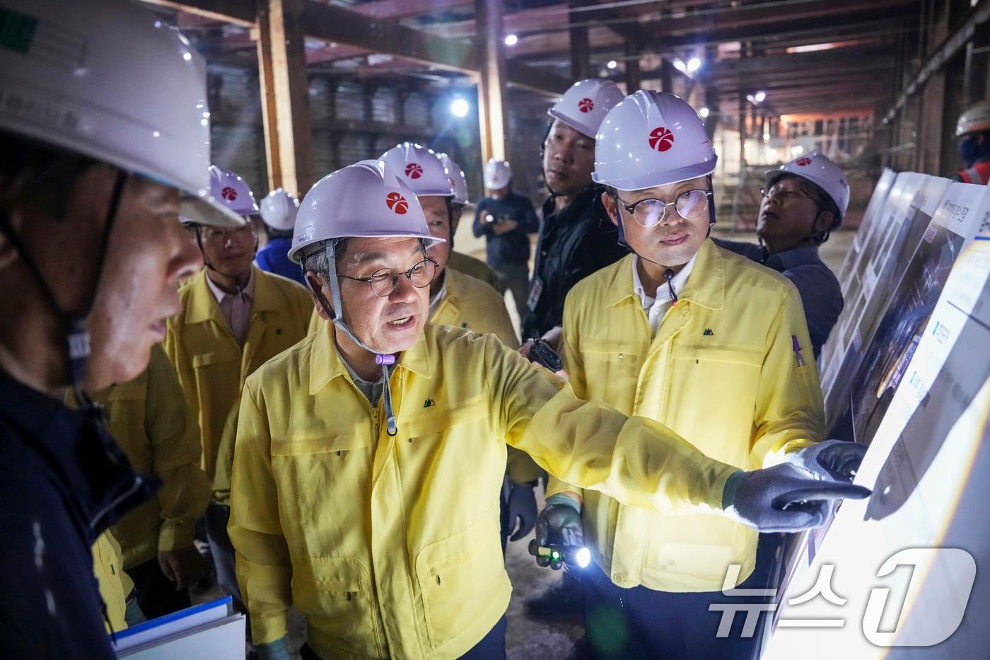 강기정 광주시장이 30일 남구청 앞 도시철도 2호선 1단계 4공구 건설 현장을 방문해 호우 피해 복구 등 공사 진행 상황을 점검하고 있다.&#40;광주시 제공. 재판매 및 DB 금지&#41; 2025.7.30/뉴스1 