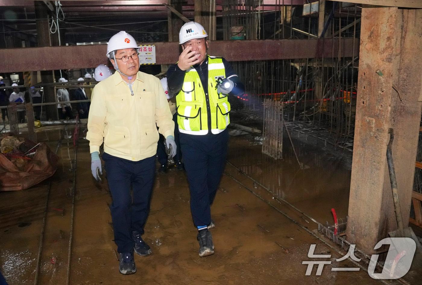 강기정 광주시장이 30일 남구청 앞 도시철도 2호선 1단계 4공구 건설 현장을 방문해 호우 피해 복구 등 공사 진행 상황을 점검하고 있다.(광주시 제공. 재판매 및 DB 금지) 2025.7.30/뉴스1 