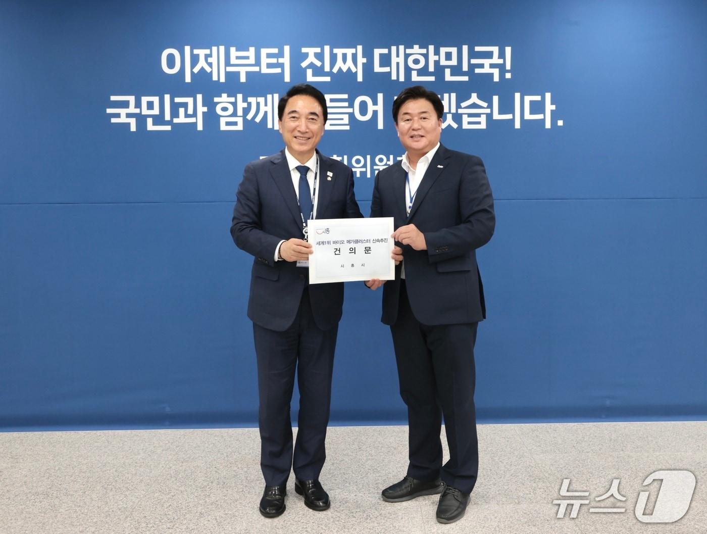 본문 이미지 - 임병택 시흥시장&#40;오른쪽&#41;이 박수현 국가균형성장특별위원장과 기념사진을 찍고 있다.&#40;시흥시 제공&#41;