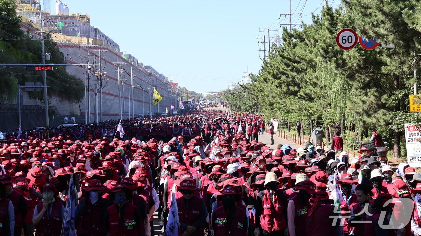 민주노총 전국플랜트건설노조 울산지부 조합원들이 지난 28일 울산 S-OIL 정문 앞에서 파업 집회를 하고 있다. &#40;울산플랜트건설노조 제공. 재판매 및 DB 금지&#41; /뉴스1