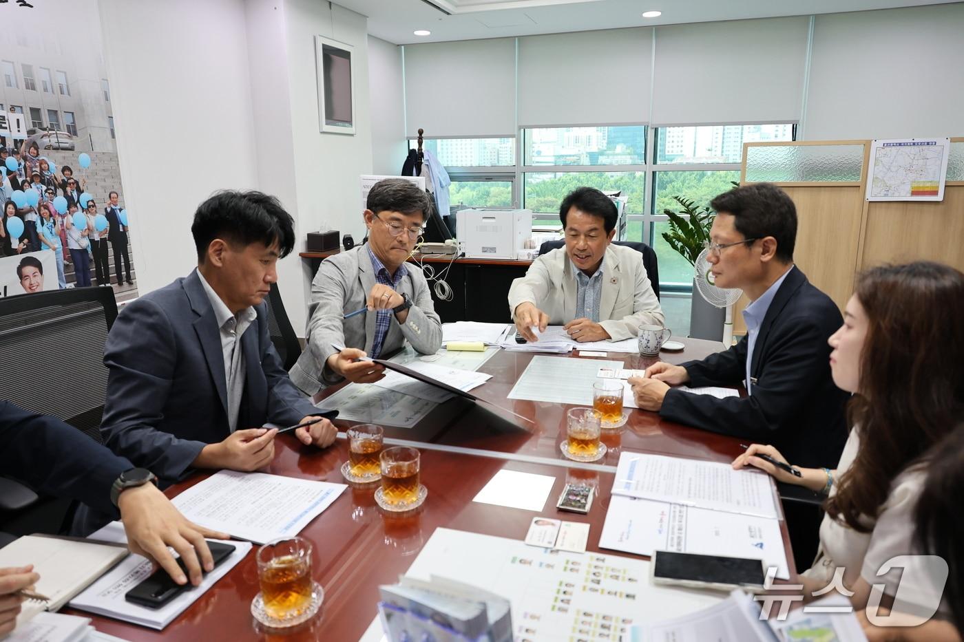 윤종오 진보당 의원(사진 가운데)이 30일 국토교통부 및 울산시 관계자들과 함께 울산 선바위공원 공공주택지구 조성사업에 필요한 그린벨트 해제 추진에 대해 협의하고 있다.(윤종오 의원실 제공. 재판매 및 DB금지)/뉴스1